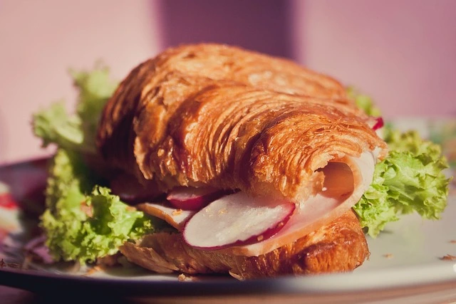 Croissant mit Schinken und Käse 